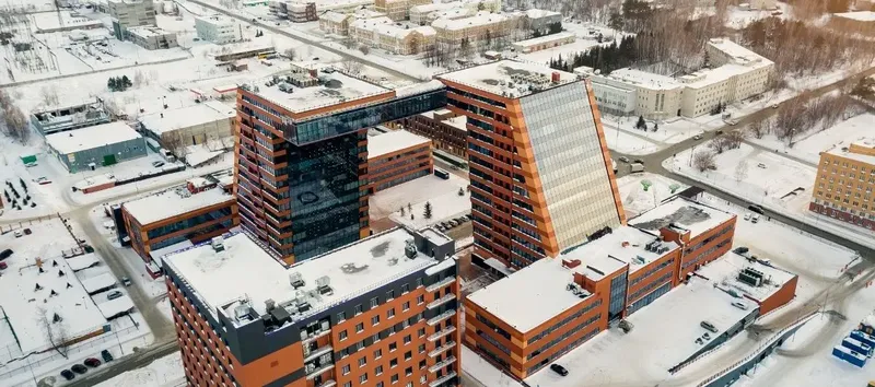 Kış manzaralı modern teknopark binaları. İnovasyon ve teknoloji merkezleri.